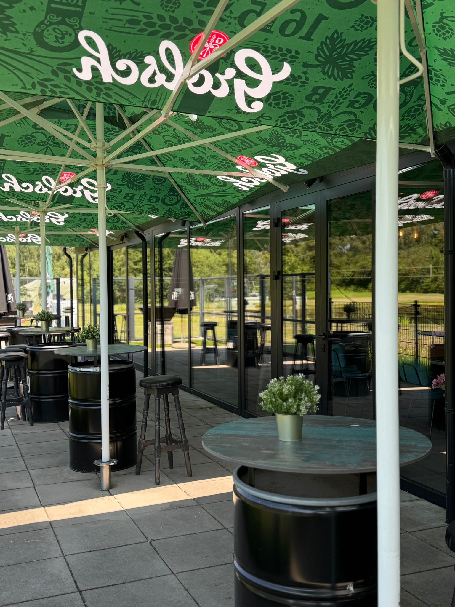 Glazen bedrijfsgevel met groene raamdecoratie